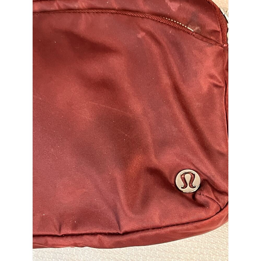 Lululemon Everywhere Belt Bag 1L One Size Red Merlot RDMR 59719 - Picture 6 of 12